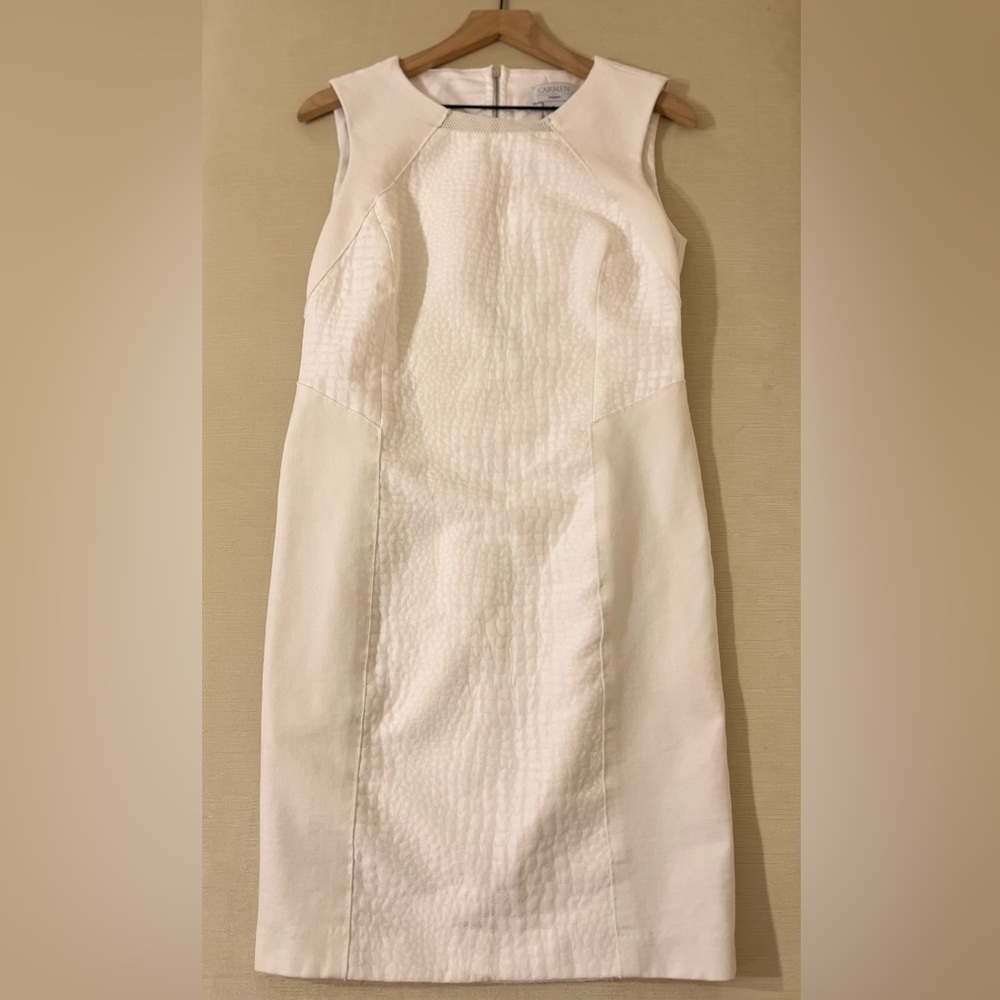 Carmen Marc Valvo White Textured Sheath Dress Sleeveless Quiet Luxury Chic